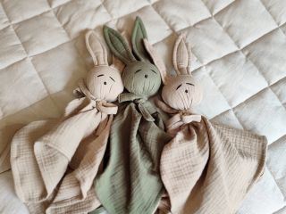 Jemná mojkacia hračka z prírodného bavlneného mušelínu, ktorú si bábätká zamilujú už od prvého dotyku. Ušitá z rovnakej...