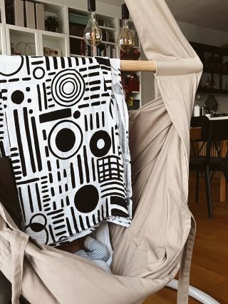 Power combo na utíšenie bábätka - naša kontrastná mušelínka a hojdanie v @kidvak 👌🏻😊