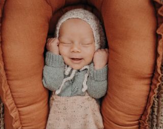 Juuuj, to je spánoček v hniezdočku 🥹 Keď budete na sviatky cestovať k babke, vezmite ho so sebou a bábätko sa v ňom bude...