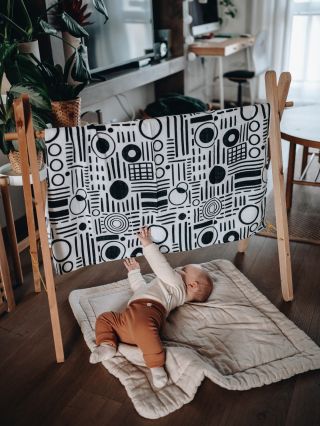 Na zavinovačke sa dá aj takto ležkať a “čítať” kontrastnú mušelínku 😊 ✅ slovenský produkt ✅ ručná výroba ✅ prírodné materiály