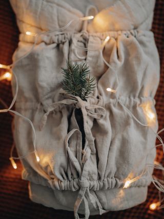 🎁 Darček, ktorý nepotrebuje mašľu. Lebo už má svoju – tú našu ručne uviazanú, ktorú pri šití držala v rukách konkrétna...