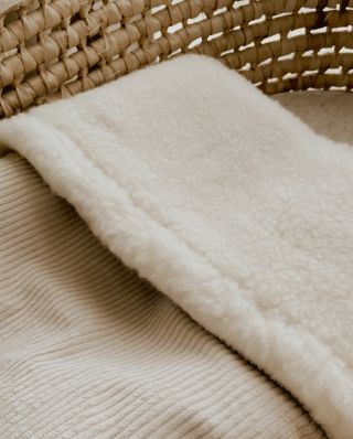 Jednou z najväčších výhod merino vlny je jej schopnosť regulovať teplotu. Na rozdiel od bežných vlákien, merino udržiava...