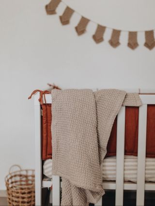 Za každým stehom je príbeh. Každý kúsok Rust Baby vzniká ručne na Slovensku v rukách šikovných krajčírok – mám a starých...